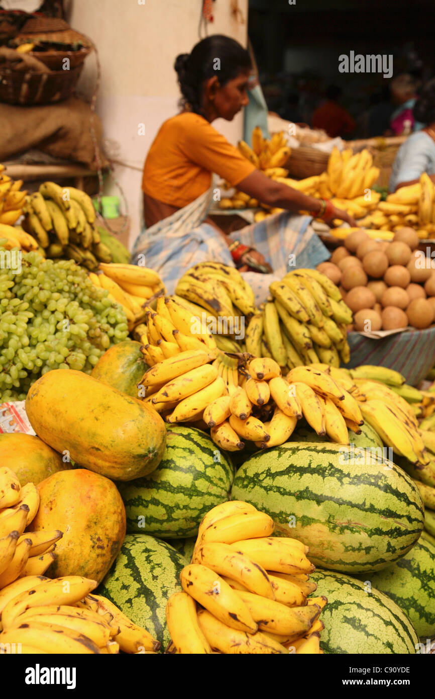 Il y a des marchés alimentaires dynamiques et en charge les étals de fruits dans le centre de Goa Velha et rurall personnes apportent leurs marchandises y compris Banque D'Images