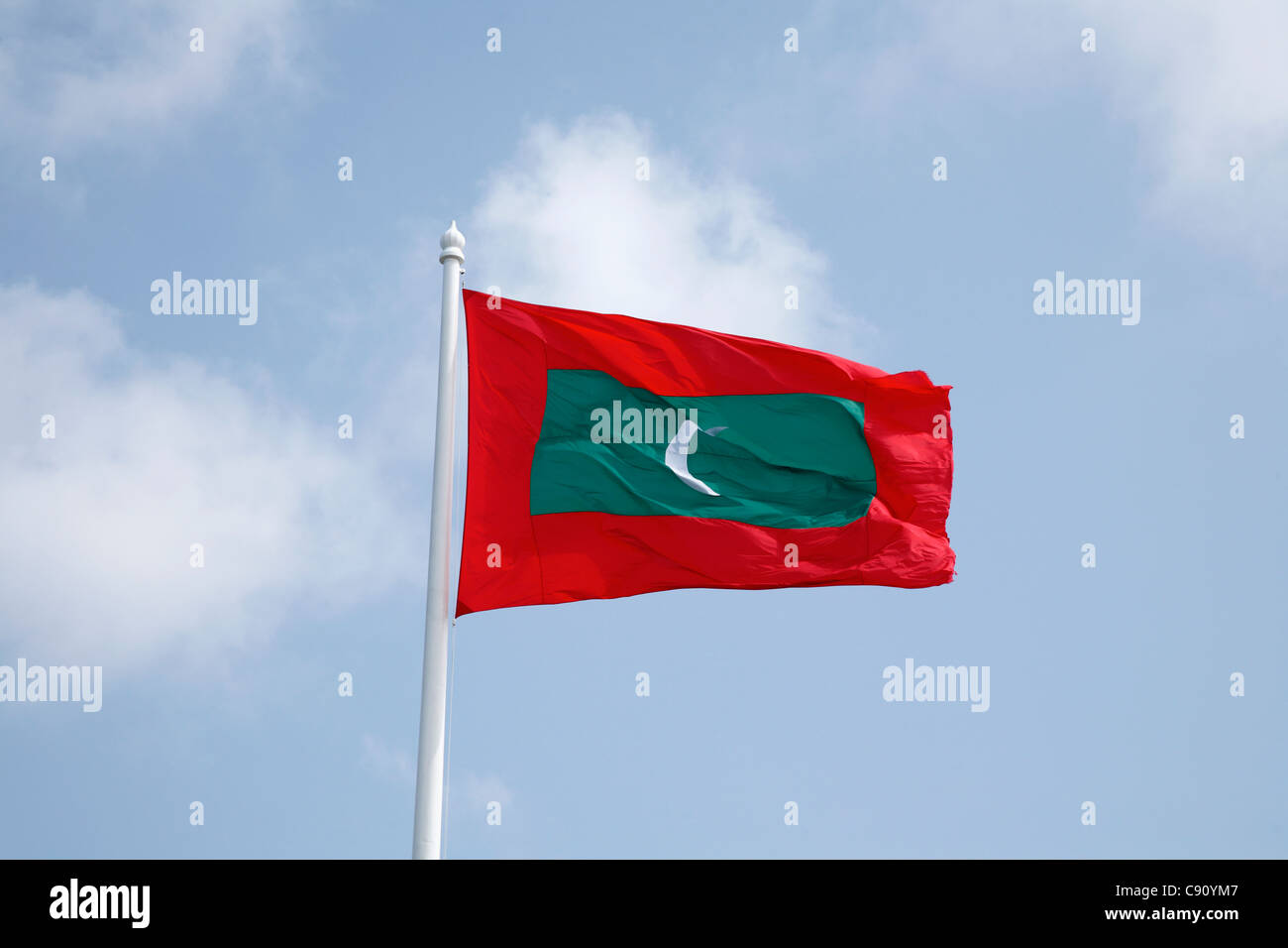 Le drapeau de la République des Maldives est rouge avec un grand rectangle vert dans le centre vertical portant un croissant blanc.Le Banque D'Images