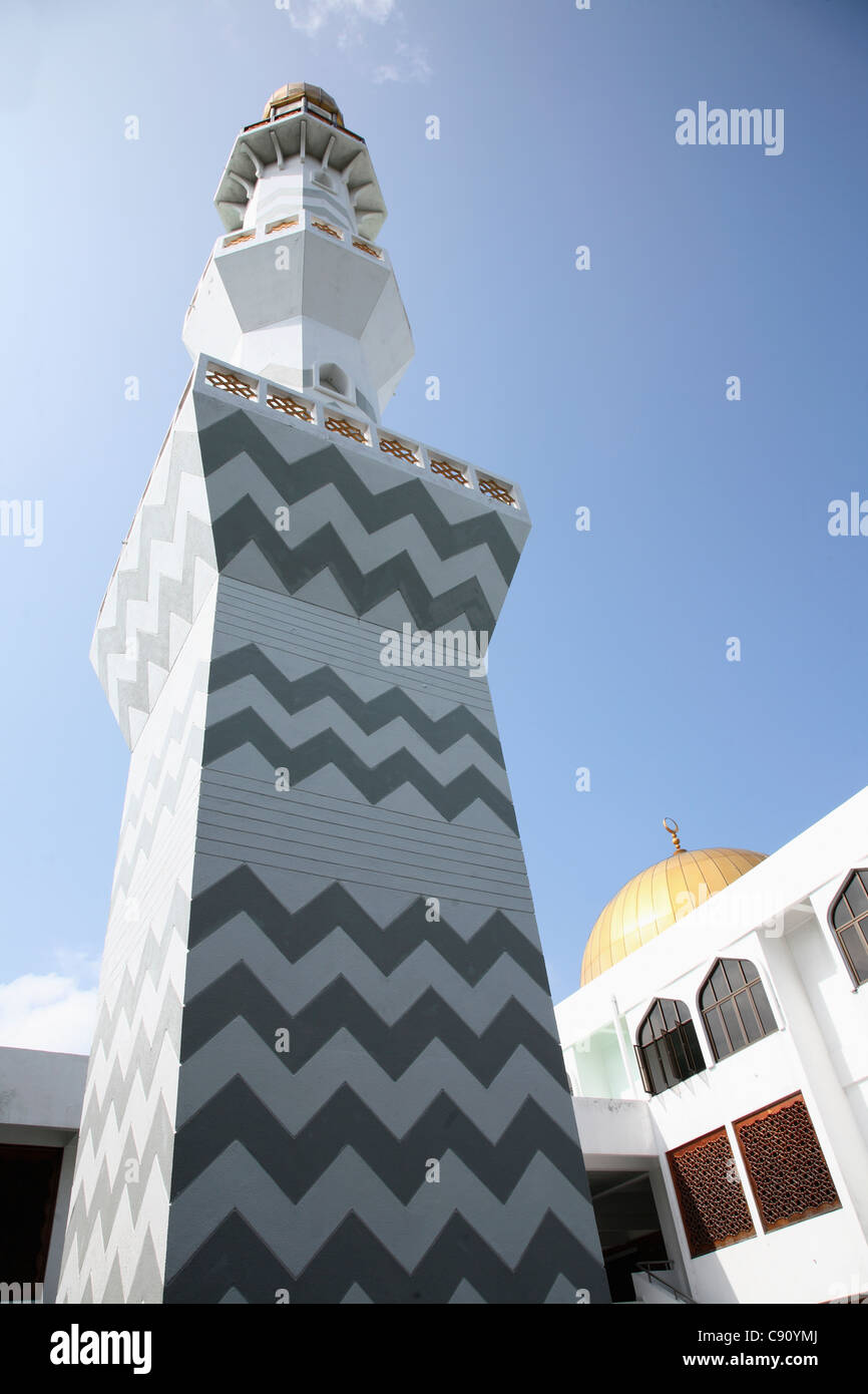 La mosquée du vendredi à Mahe est la plus grande et plus grande mosquée de France. Il dispose d'un grand minaret tour avec boiseries Banque D'Images