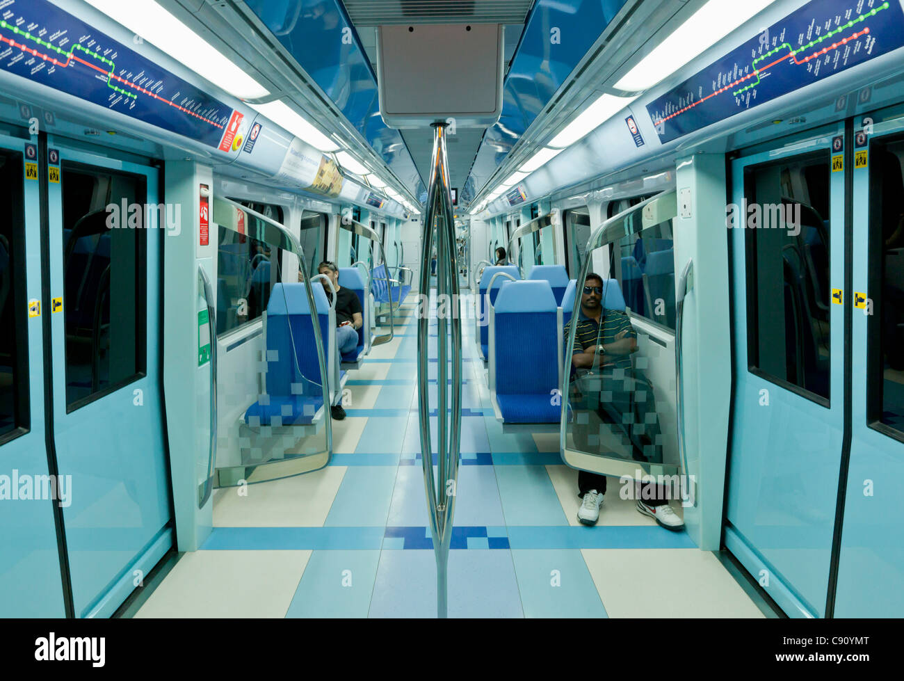 Train de métro avec les passagers de l'intérieur, la ville de Dubaï, Émirats arabes unis, ÉMIRATS ARABES UNIS, Moyen Orient Banque D'Images