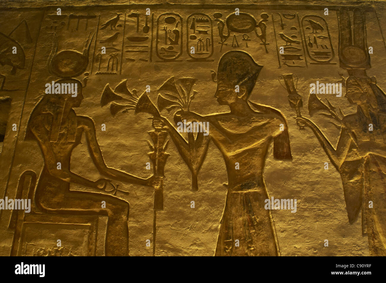 L'art égyptien Grand Temple de Ramsès II. 19e dynastie. Relief représentant le pharaon Ramsès II avec deux dieux. Abu Simbel Egypte. Banque D'Images