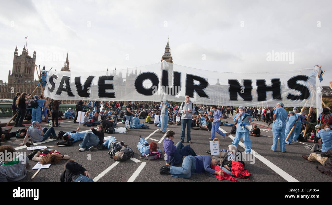Manifestation sur le pont de Westminster, le bloc 'Bridge', appelé par UK Uncut pour protester contre le budget du NHS compressions effectuées par le gouvernement Banque D'Images