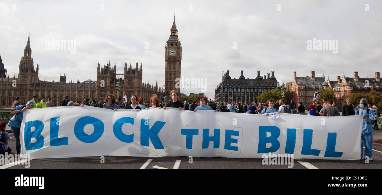 Manifestation sur le pont de Westminster, le bloc 'Bridge', appelé par UK Uncut pour protester contre le budget du NHS compressions effectuées par le gouvernement Banque D'Images