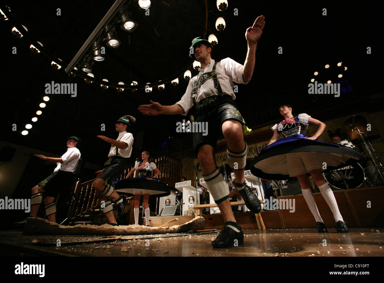 La soirée bavaroise. Les performances à la salle des fêtes de la Hofbrauhaus à Munich, Allemagne. Banque D'Images