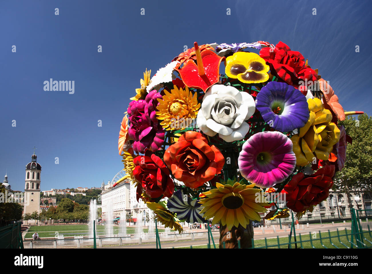 L'énorme bouquet de fleurs réalisés par l'artiste coréen Jeong-Hwa Choi est dans la place Antonin Poncet. La place appartient à la zone Banque D'Images
