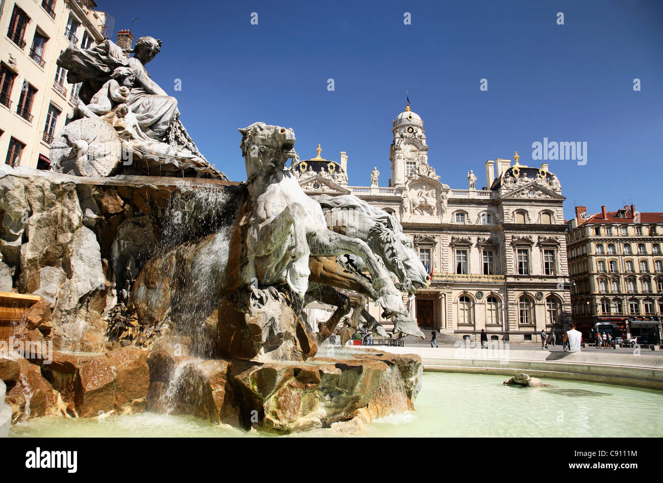 Place des Terreaux à Lyon : Sa fontaine géante et son musée hanté - Vanupied