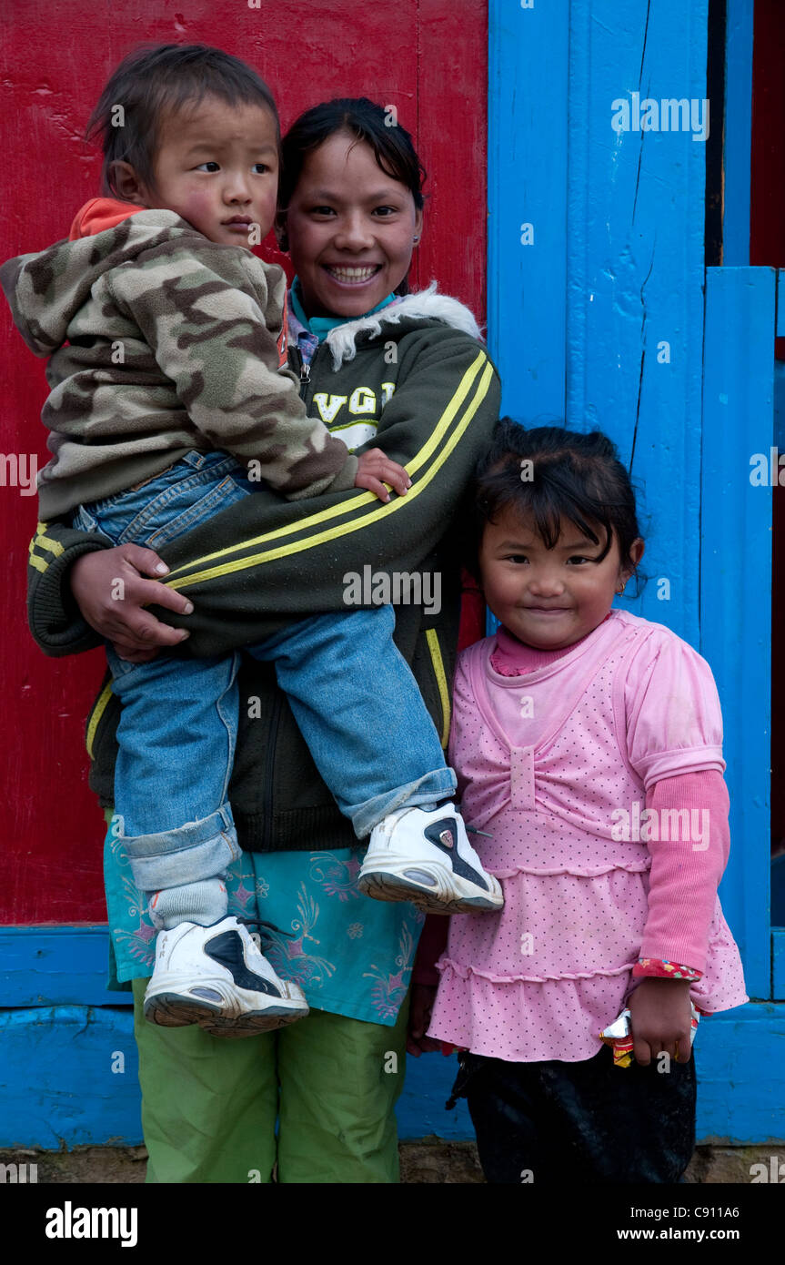 Le Népal a une population de plus de 26 millions de personnes de plus de 40 différentes races et tribus. Ils vivent souvent en étroite Banque D'Images