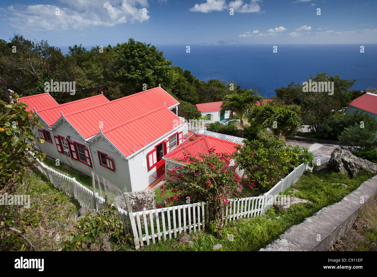 Aux Pays-Bas, La Serena, l'île de Saba, Antilles néerlandaises. Maison d'habitation avec vue sur mer. Banque D'Images