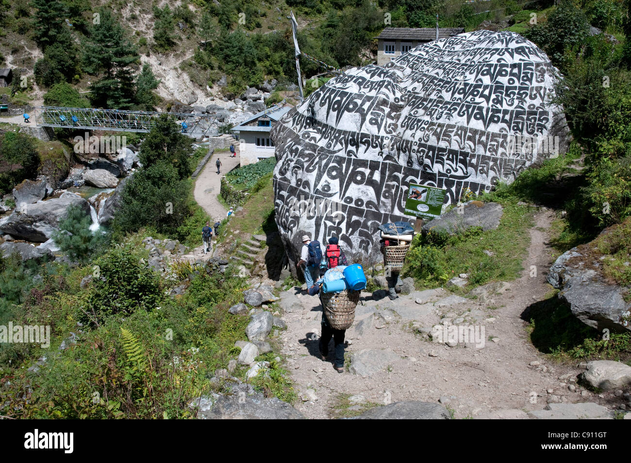 Pierres Mani sont trouvés le long des sentiers de montagne et de trekking et d'escalade au pied de l'Himalaya et wallonne Banque D'Images