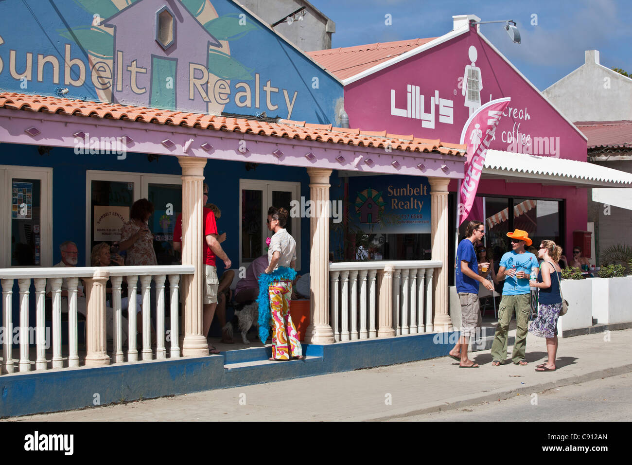 Les Pays-Bas, l'île de Bonaire, Antilles néerlandaises, Kralendijk, collecte les gens près de boutiques locales. Banque D'Images