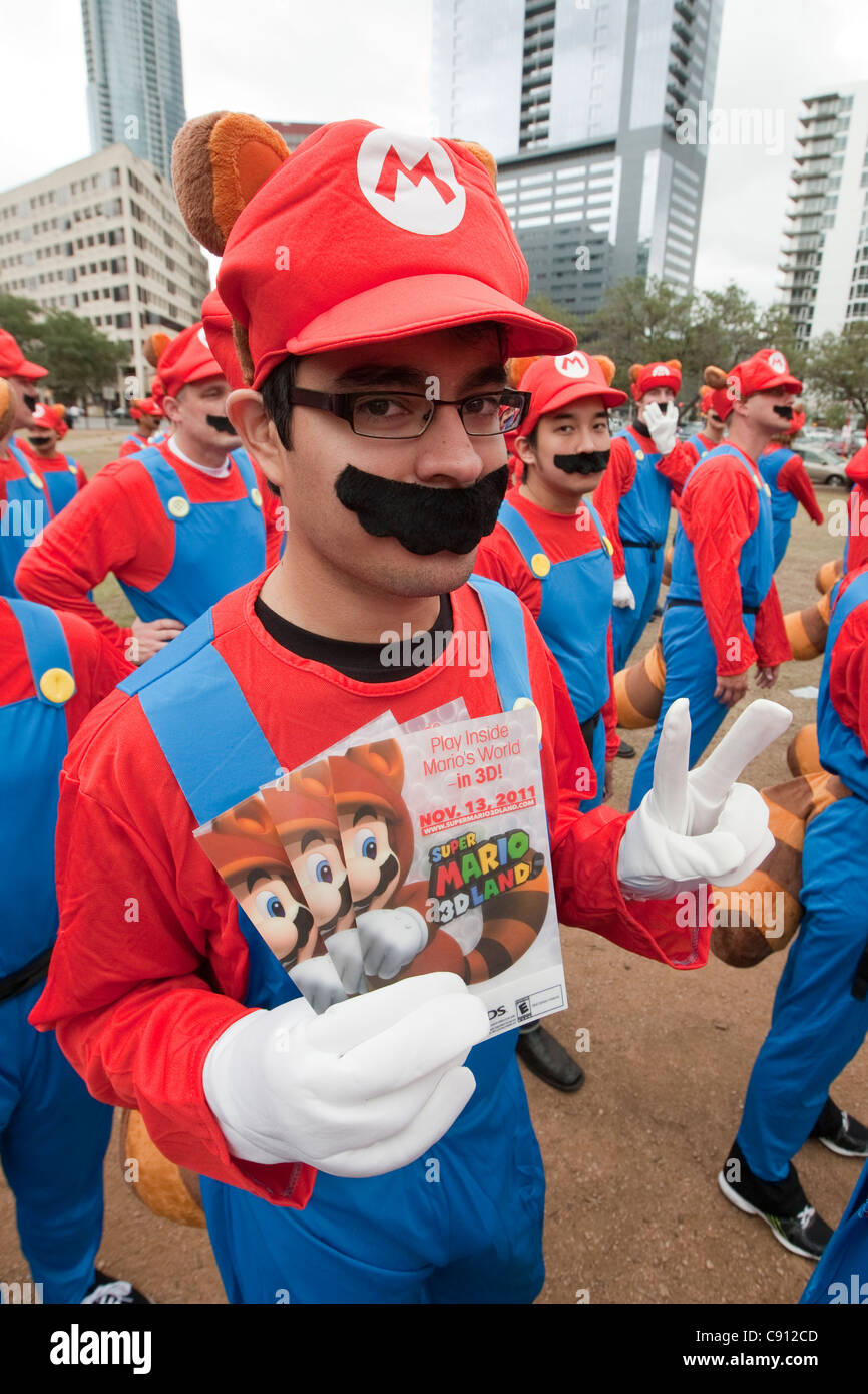 Divers groupes de personnes embauchées pour une campagne de marketing flash mob par Nintendo pour promouvoir Super Mario 3D Island, un nouveau jeu vidéo Banque D'Images