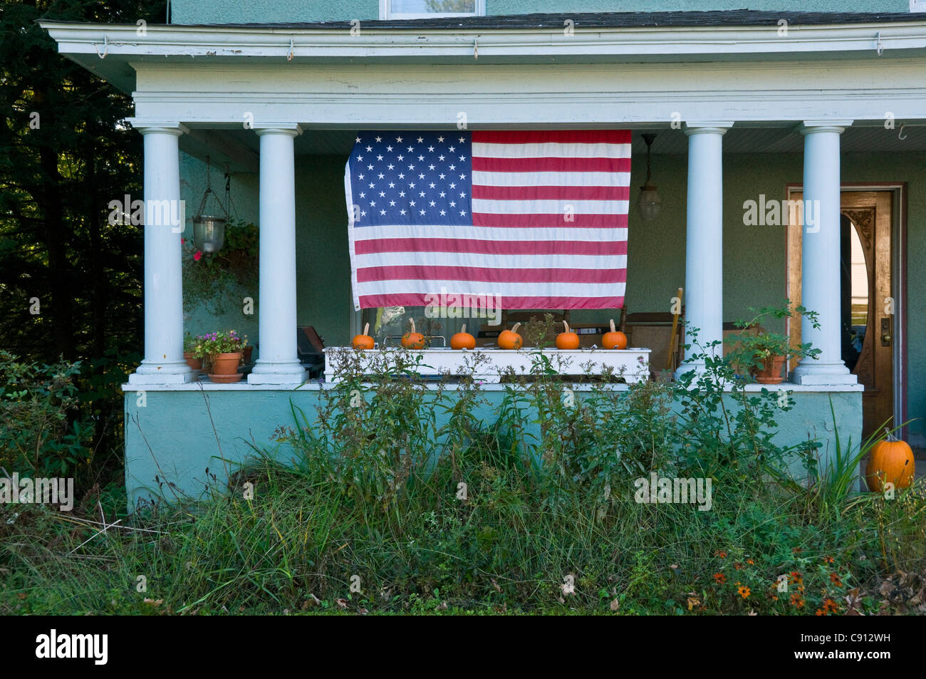 Drapeau américain sur une maison à l'halloween Brandon Virginia Banque D'Images