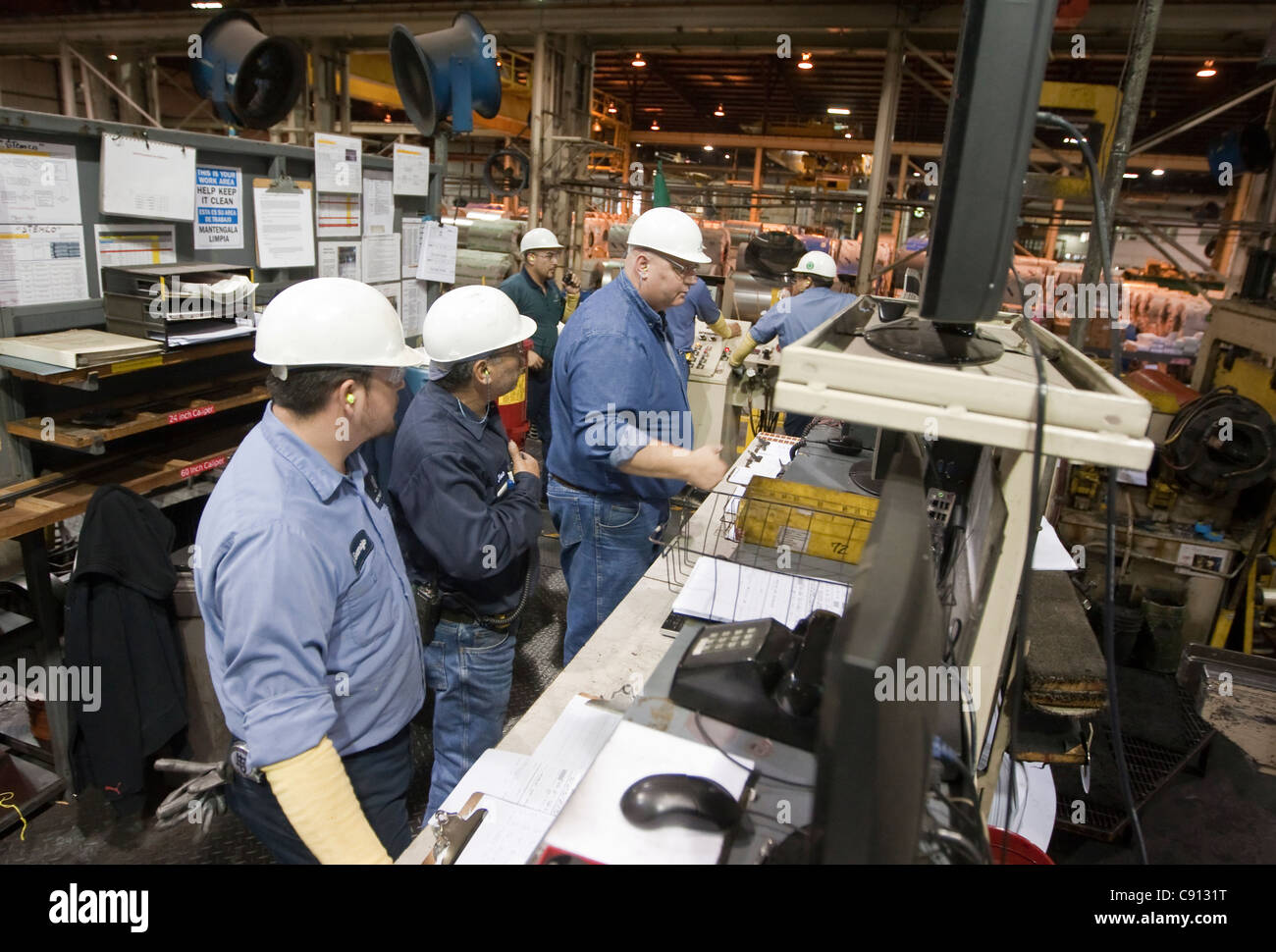 Groupe multi-ethnique des travailleurs et superviseurs à une usine de transformation de l'acier à Houston, Texas Banque D'Images