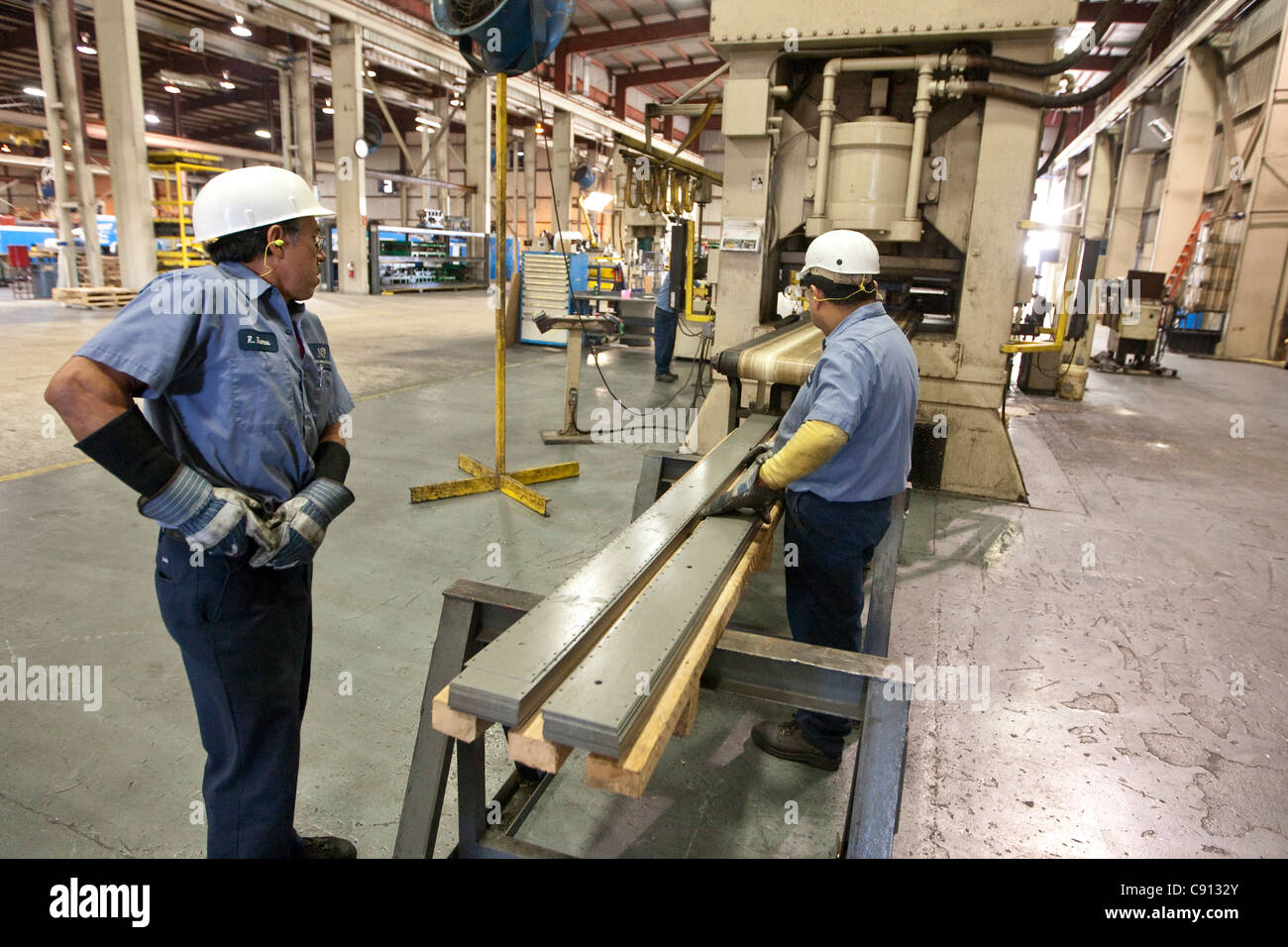 Hispanic male les travailleurs d'une usine de traitement de l'acier à Houston, Texas Banque D'Images