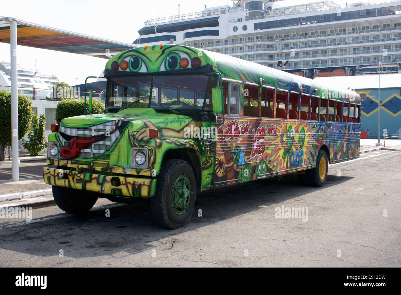 La meilleure façon de voyager autour de certaines des petites îles des Caraïbes est en tour bus. Les routes sont souvent très rugueux. Banque D'Images