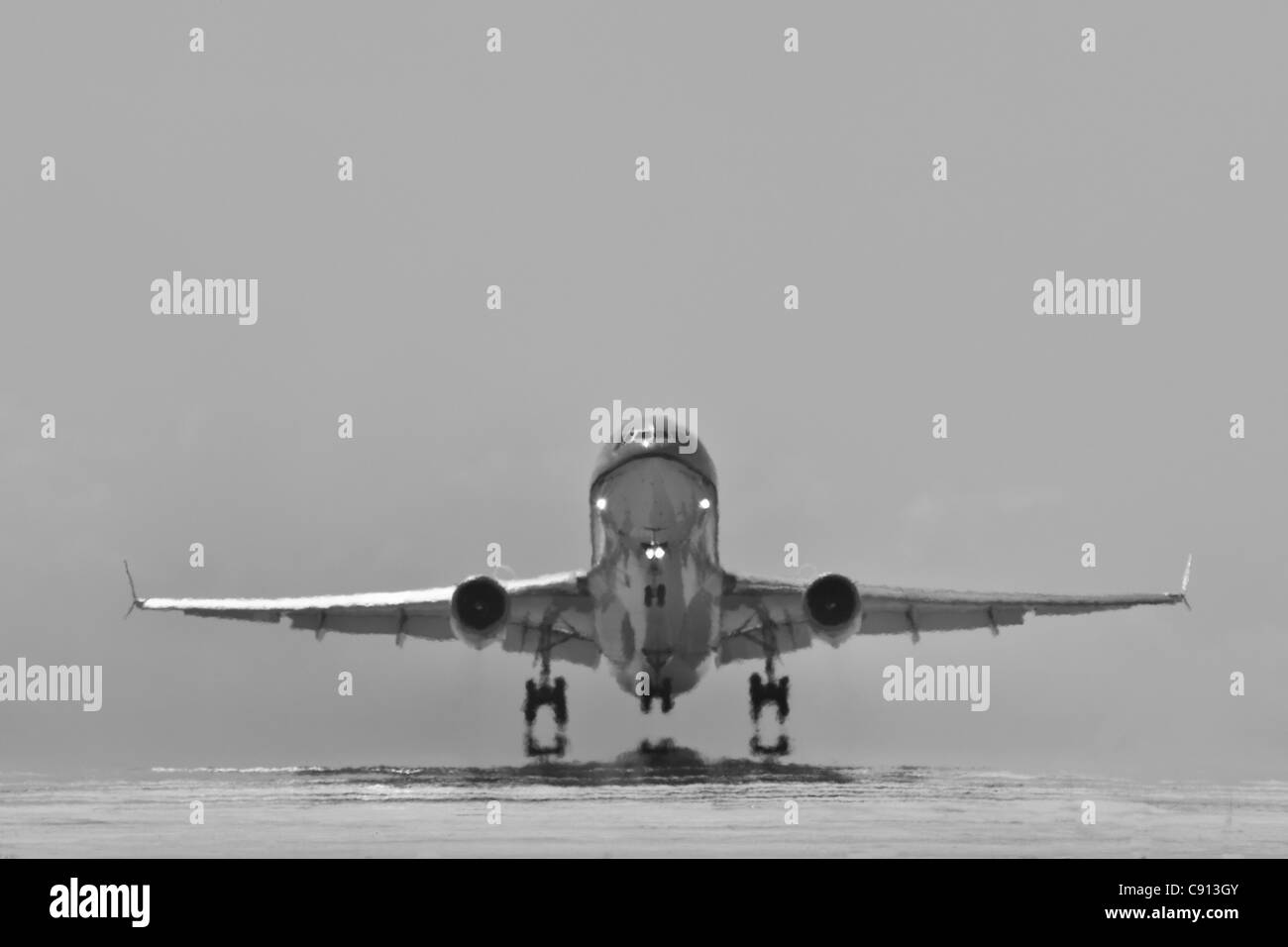 L'île de Bonaire, Antilles néerlandaises, Kralendijk, KLM Douglas DC-10, l'avion décollant de l'aéroport de Flamingo. Noir et blanc. Banque D'Images