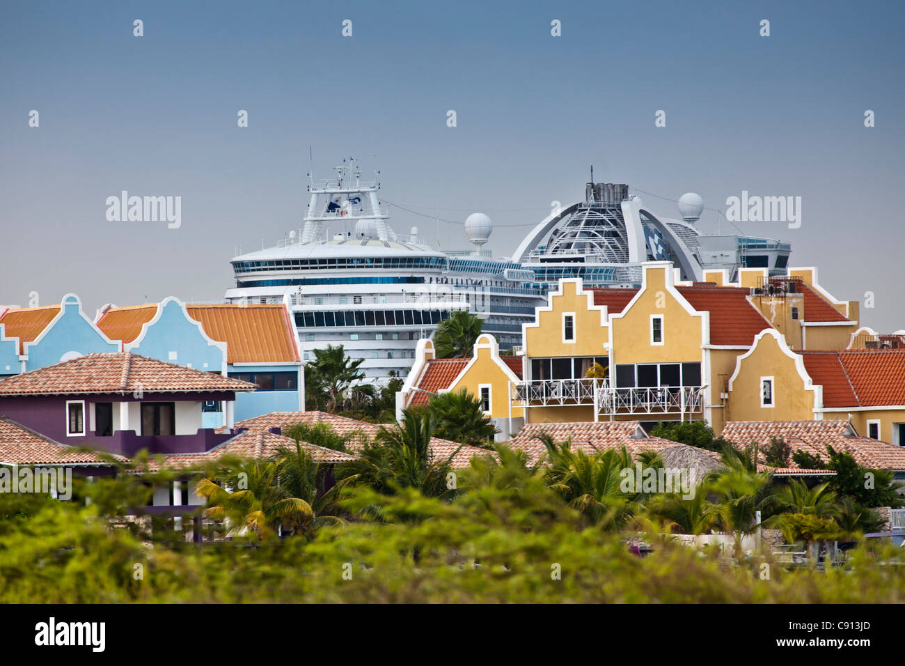 Les Pays-Bas, l'île de Bonaire, Antilles néerlandaises, bateau de croisière dans le port. Maisons de vacances dans la région de Old Dutch style architecture. Banque D'Images