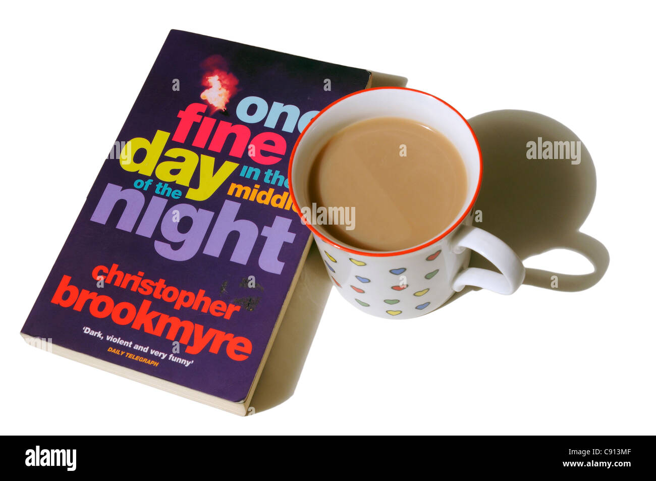 Un beau jour, au milieu de la nuit par Christopher Brookmyre avec une tasse de thé Banque D'Images