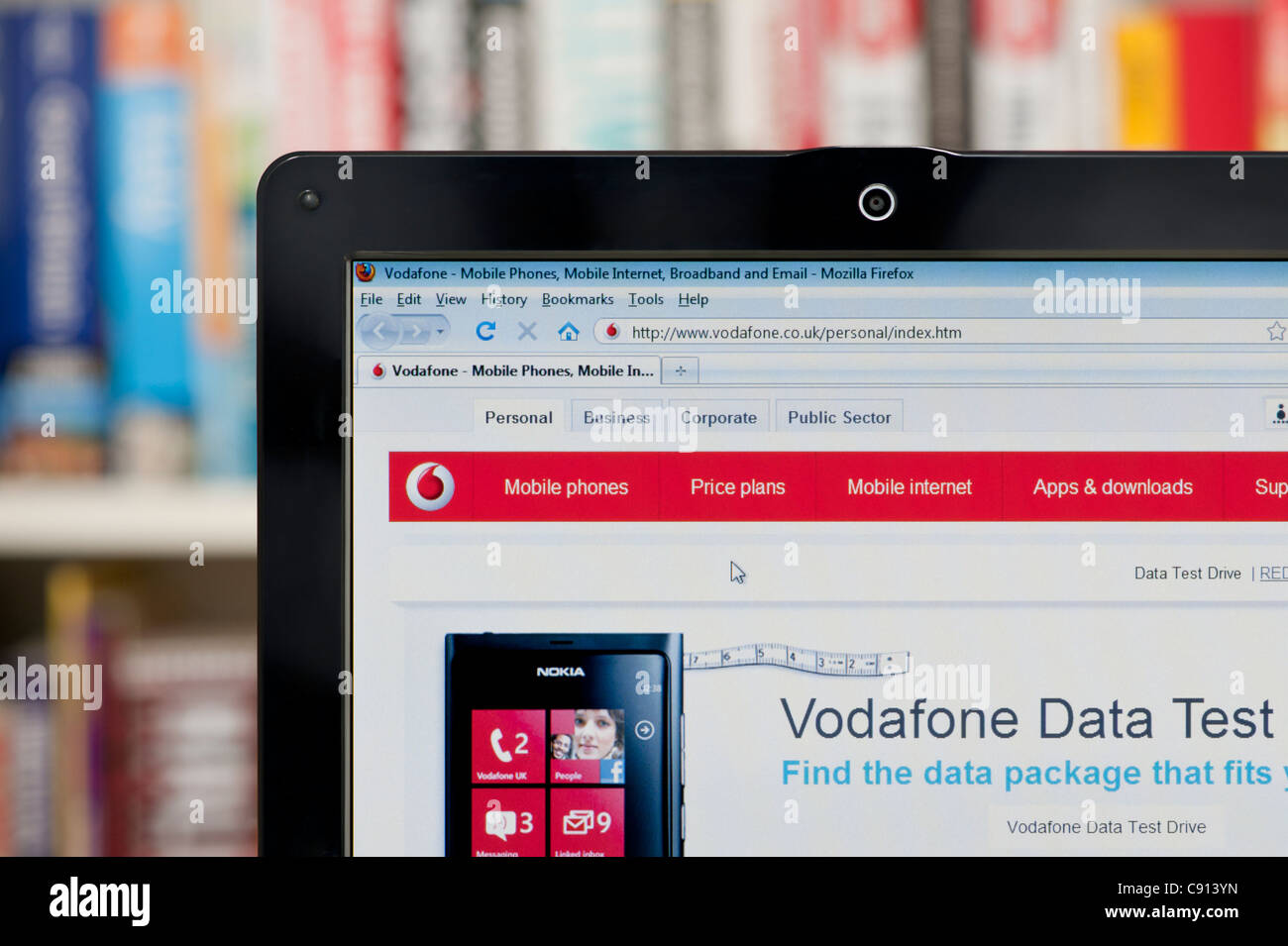 Le site web de Vodafone tourné contre un meuble en arrière-plan (usage éditorial uniquement : -Print, télévision, e-book et le comité éditorial du site). Banque D'Images