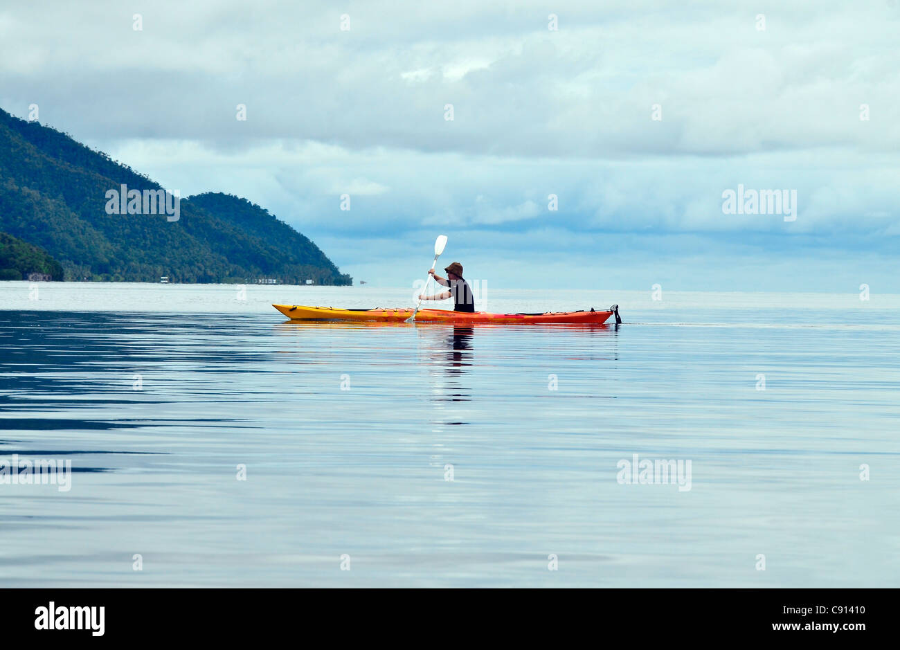 L'aviron en red canoe au large de l'île de Kri, Raja Ampat îles de Papouasie occidentale dans l'océan Pacifique, l'Indonésie. Banque D'Images