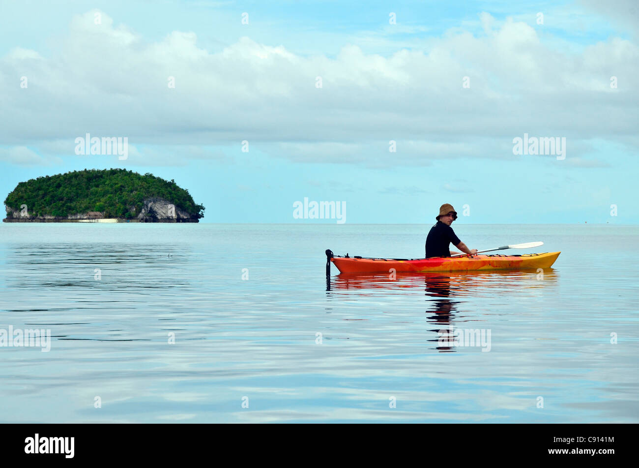 Canoë sur la mer calme à Kri Eco Resort, Raja Ampat îles de Papouasie occidentale dans l'océan Pacifique, l'Indonésie. Banque D'Images