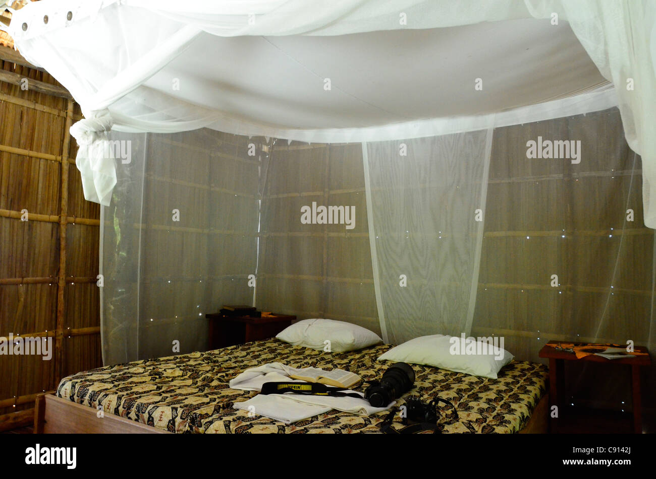 Chambre à Kri Eco Resort, Raja Ampat îles de Papouasie occidentale dans l'océan Pacifique, l'Indonésie. Banque D'Images