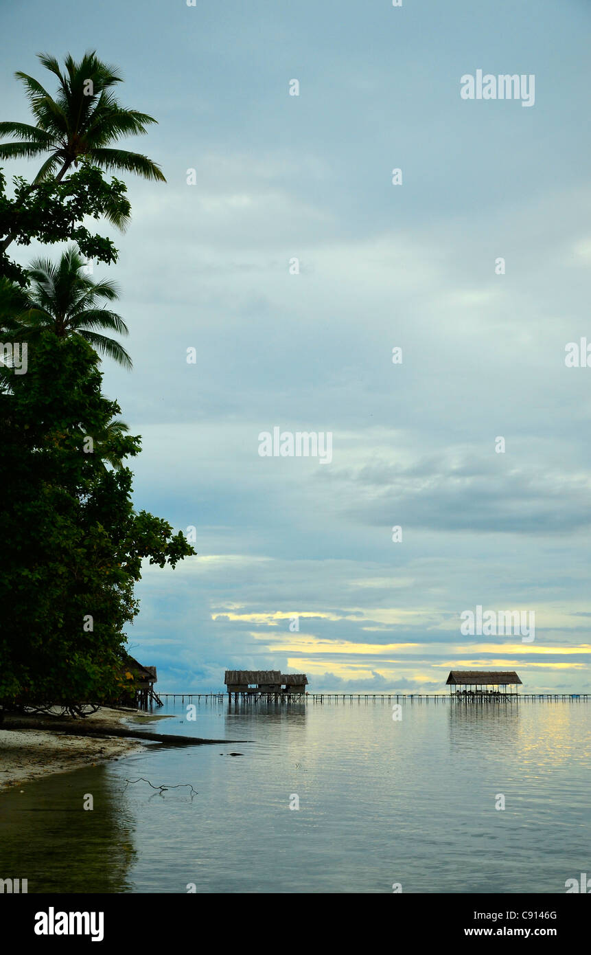 Shot verticale de Kri Eco Resort, Raja Ampat îles de Papouasie occidentale dans l'océan Pacifique, l'Indonésie. Banque D'Images