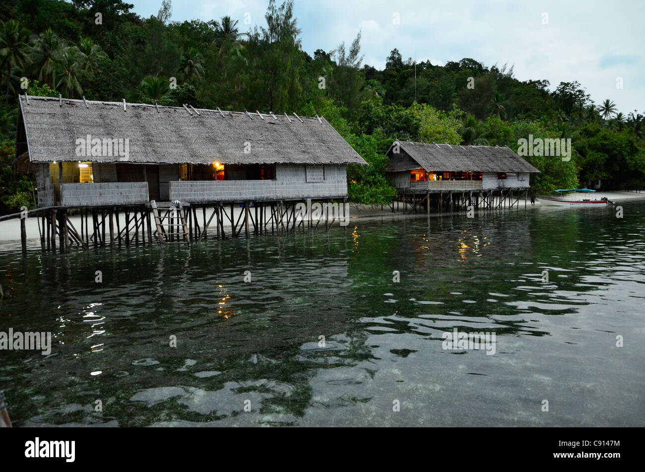 Salle à manger sur les récifs coralliens à Kri Eco Resort, Raja Ampat îles de Papouasie occidentale dans l'océan Pacifique, l'Indonésie. Banque D'Images
