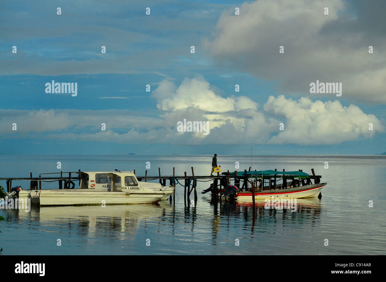 Bateaux à la jetée de Kri Resort, Raja Ampat îles de Papouasie occidentale dans l'océan Pacifique, l'Indonésie. Banque D'Images