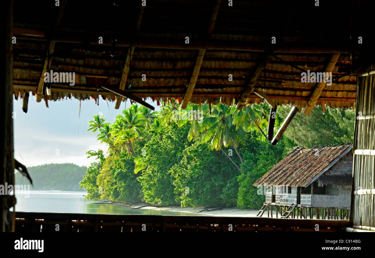 Kri Eco Resort sur l'île de Kri tropicales îles Raja Ampat, Papouasie de l'Ouest dans l'océan Pacifique, l'Indonésie. Banque D'Images