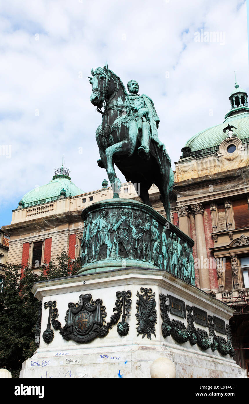 Il y a une grande statue équestre du prince Michael sur la place de la République à Belgrade. Banque D'Images