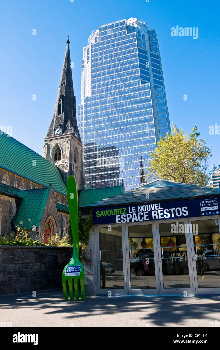L'Église du Christ et l'entrée au centre commercial souterrain Promenade de la Cathedrale Sainte Catherine Street Centre-ville de Montréal Banque D'Images