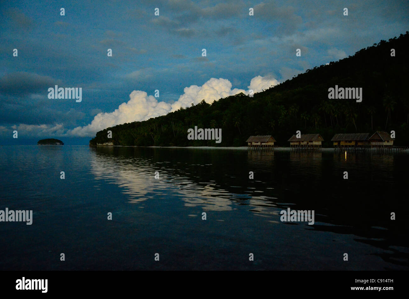 Nimubscloudsover Kri island cumulo, crépuscule, réflexions dans seaRaja Ampat îles de Papouasie occidentale dans l'océan Pacifique, l'Indonésie. Banque D'Images