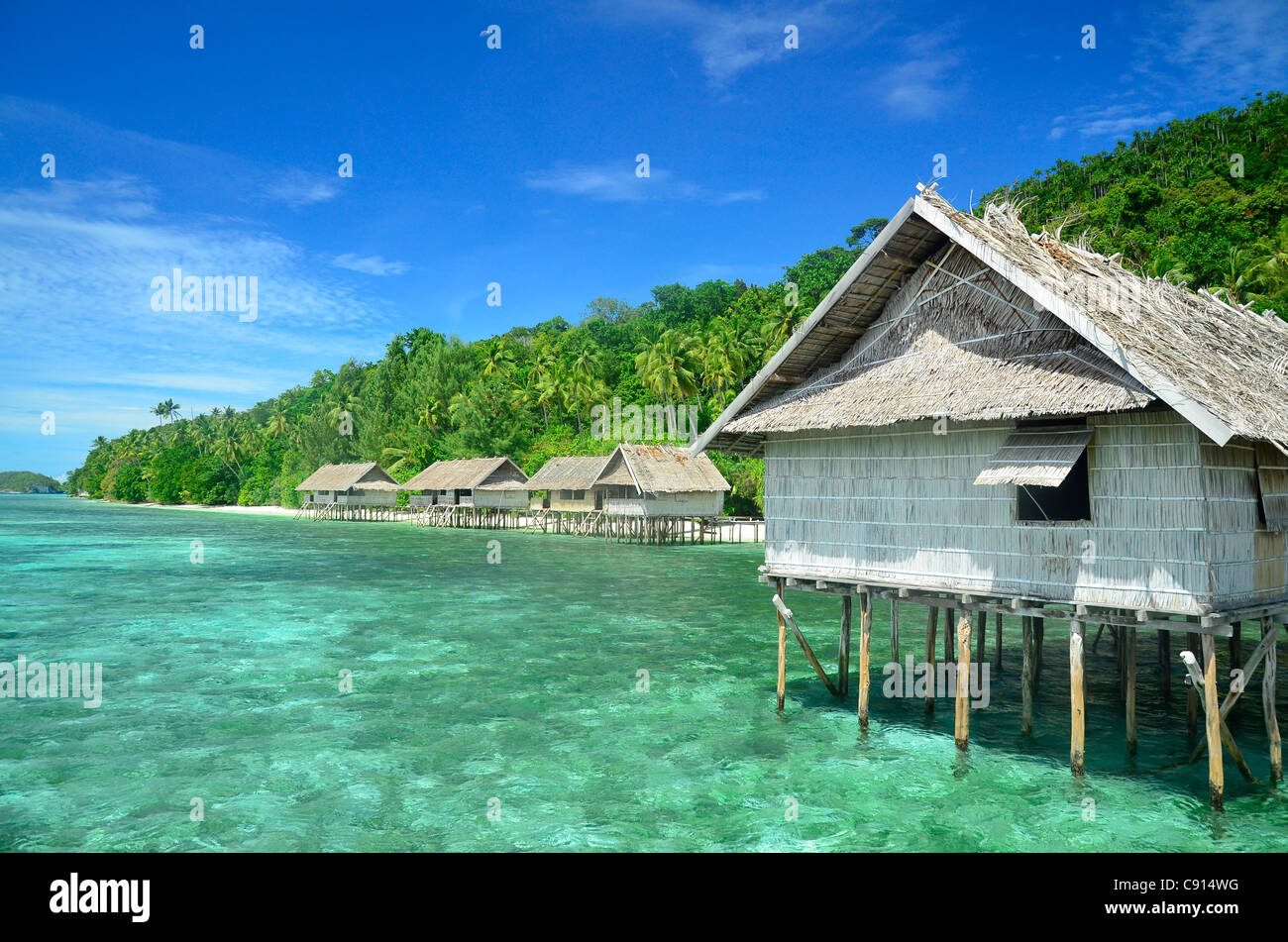 Hutte traditionnelle sur pilotis dans la mer à Kri Eco Resort Raja Ampat îles de Papouasie occidentale dans l'océan Pacifique, l'Indonésie. Banque D'Images
