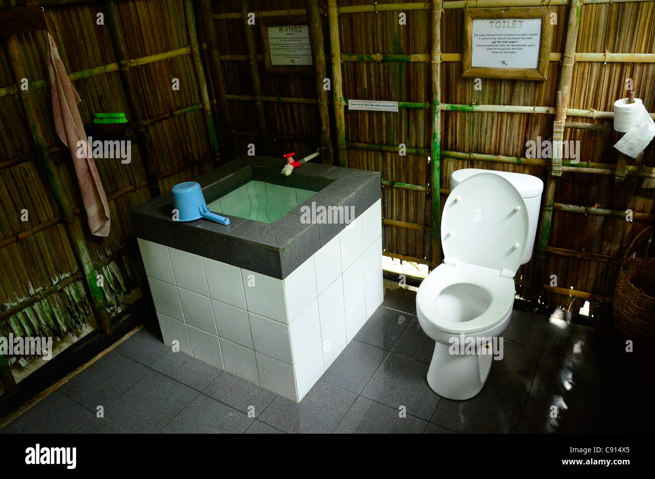 Eco friendly ''Mandi'' ou service de salle de bains, Kri Eco Resort de l'île de Raja Ampat, Papouasie occidentale dans l'océan Pacifique, l'Indonésie. Banque D'Images