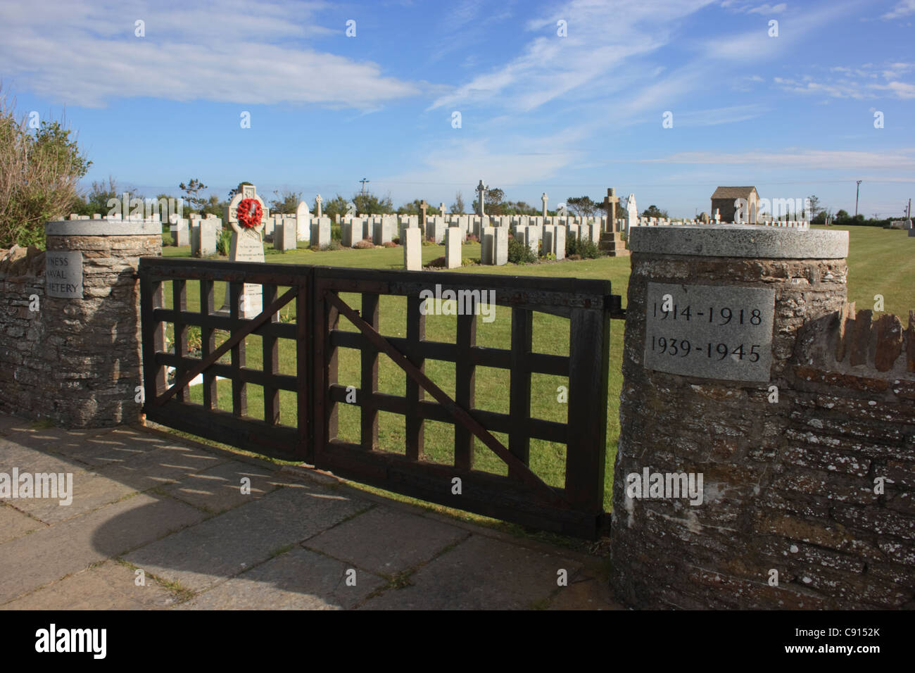 Il y a un cimetière Royal Naval à The Tudor. Le cimetière a été commencé en 1915 quand Scapa Flow a été la base de la Grande Flotte. Banque D'Images