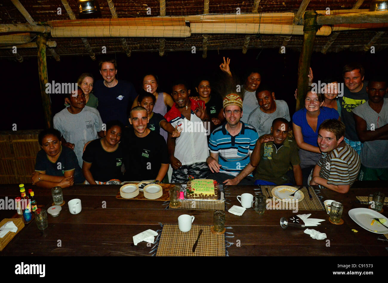 Les touristes célébrer anniversaire à Kri Eco Resort, Raja Ampat îles de Papouasie occidentale dans l'océan Pacifique, l'Indonésie. Banque D'Images