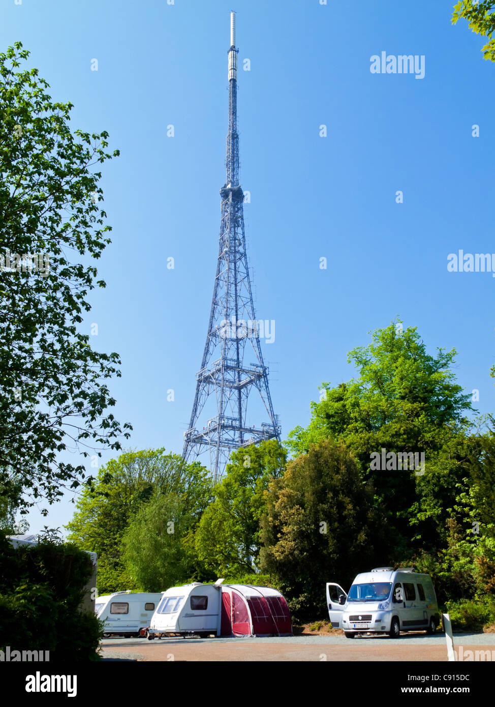 Émetteur de télévision desservant Londres et le sud-est de l'Angleterre à Crystal Palace Caravan Club Camping ci-dessous et le sud de Londres, UK Banque D'Images