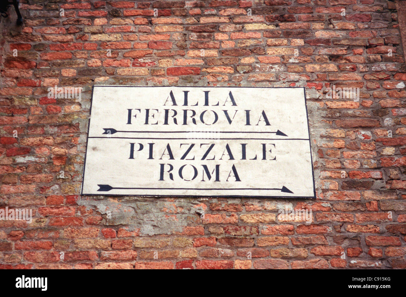 Venise a de nombreux signes qui offrent à l'ancienne direction autour de sa myriade de compliqué. rues et sentiers Banque D'Images
