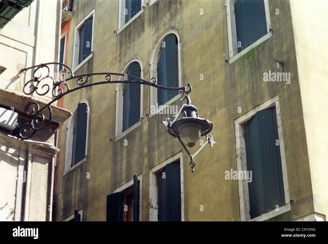 Venise est célèbre pour son architecture historique et d'éléments d'origine qui peut être vu en parcourant ses nombreuses rues et ruelles. Banque D'Images