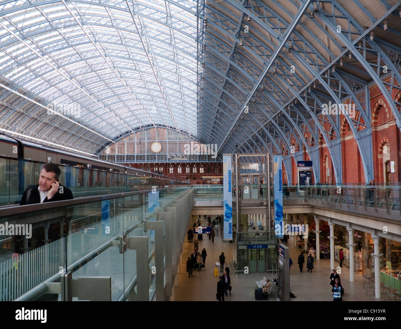 La gare de St Pancras est récemment rénové, l'oeuvre de l'architecture victorienne et monument aux chemins de fer construits dans Banque D'Images