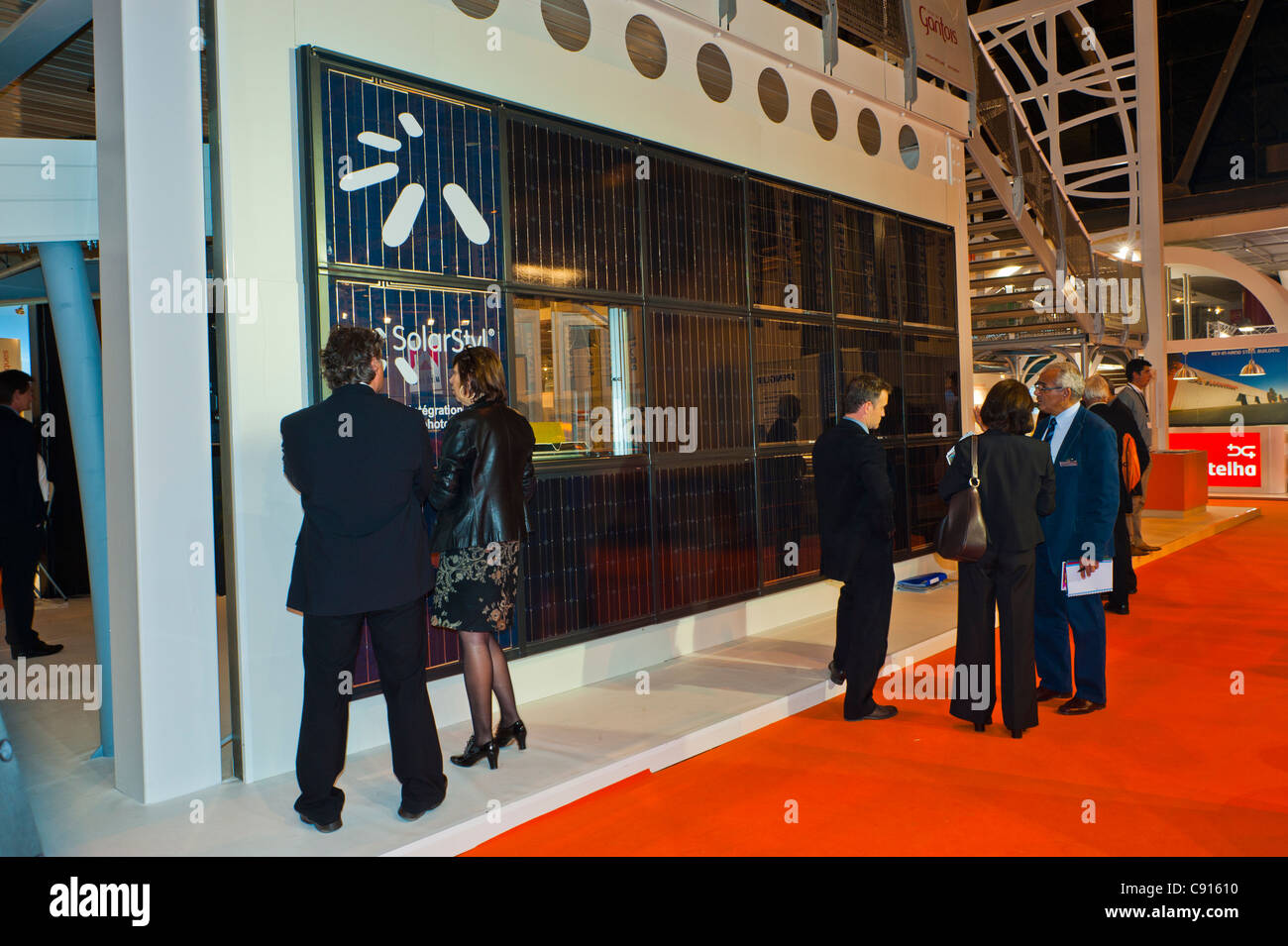 Paris, France, Batimat Salon des matériaux de construction, Arcelormittal Metals Corporation, panneaux solaires sur l'affichage Banque D'Images