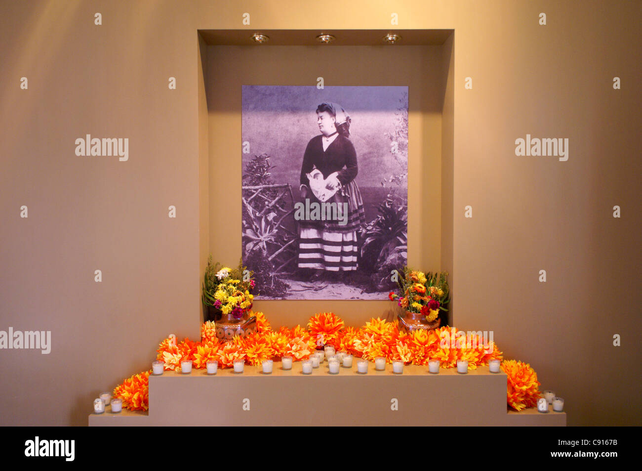 Photo de chanteuse d'opéra mexicain Angela Peralta et le Jour des Morts autel, Teatro Angela Peralta Theater , Mazatlan, Mexique Banque D'Images