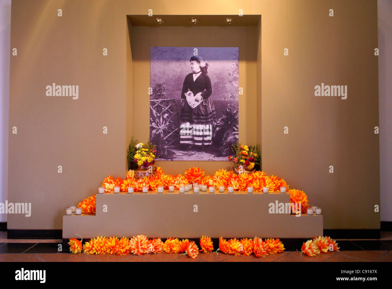 Photo de chanteuse d'opéra mexicain Angela Peralta et le Jour des Morts autel, Teatro Angela Peralta Theater , Mazatlan, Mexique Banque D'Images