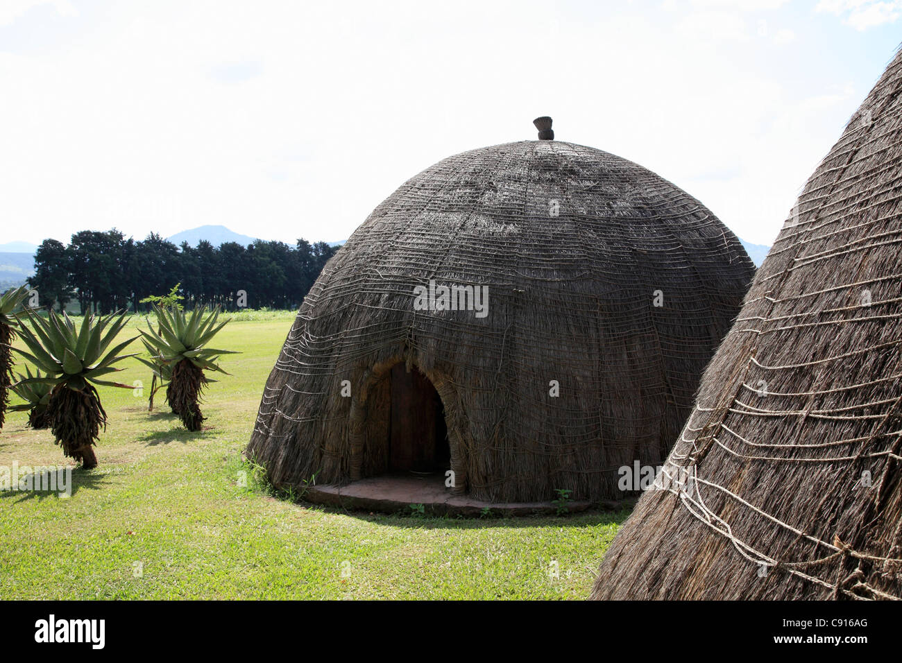 Huttes dans le paysage rural du Natal sont fabriqués à partir d'une variété de ressources naturelles de boue et de paille cuites au soleil chaud avec un Banque D'Images