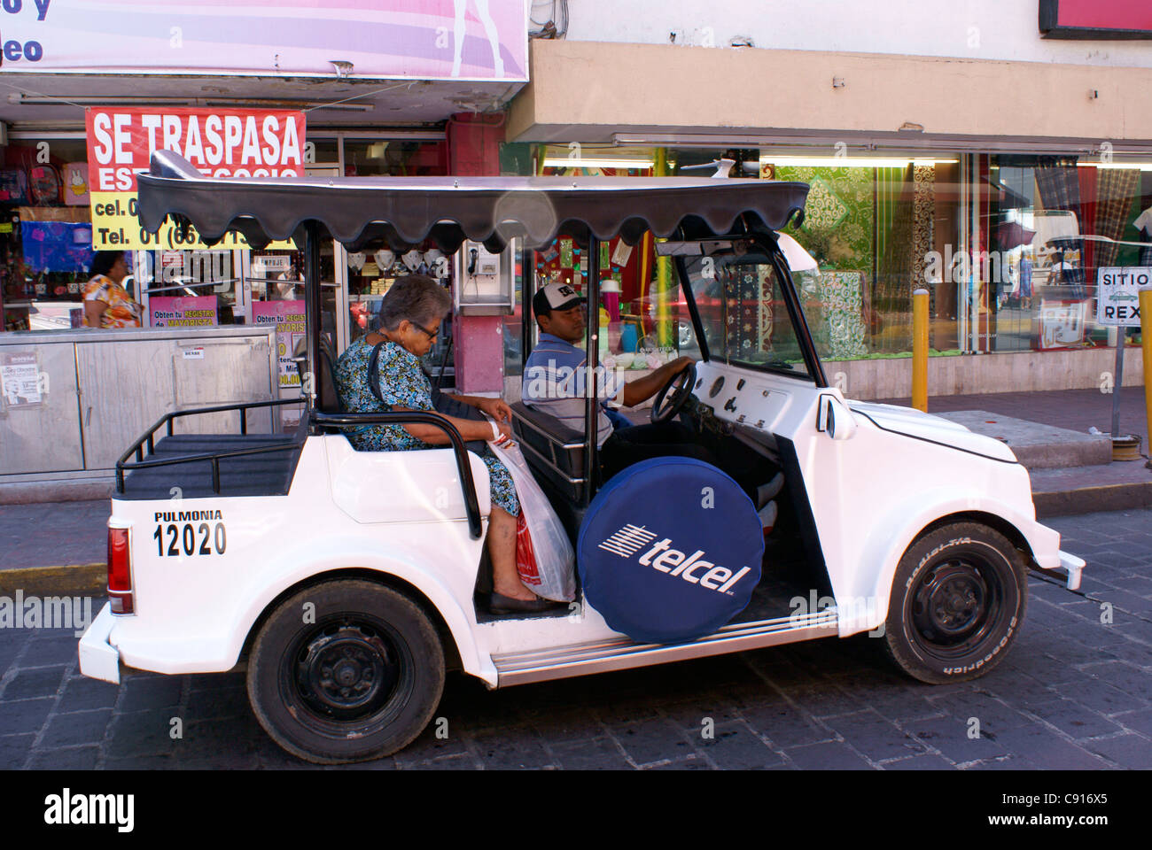 Open air taxi ou Pulmonia au centre-ville de Mazatlan, Sinaloa, Mexique Banque D'Images