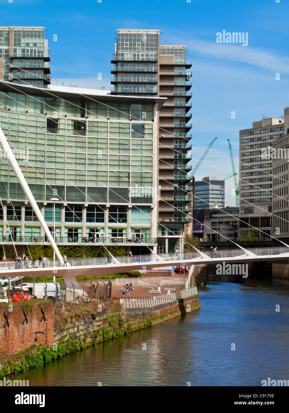 Trinity Bridge Manchester en Angleterre sur la rivière Irwell reliant Manchester à Salford conçue par Santiago Calatrava a terminé 1995 Banque D'Images