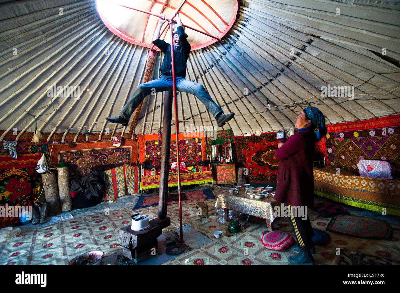 Un coup d'oeil dans une Yourte kazakhe dans l'ouest de la Mongolie. Banque D'Images