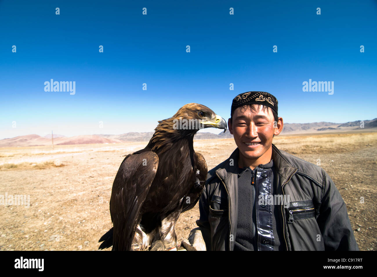 Un Eagle hunter avec son aigle doré. Banque D'Images
