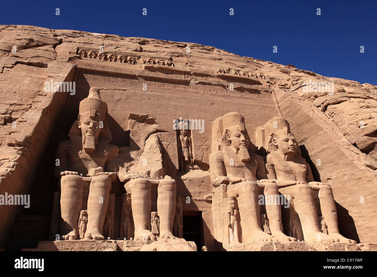 Le temple d'Abou Simbel est un site archéologique composé de deux énormes temples rock dans le sud de l'Egypte sur la rive occidentale de Banque D'Images